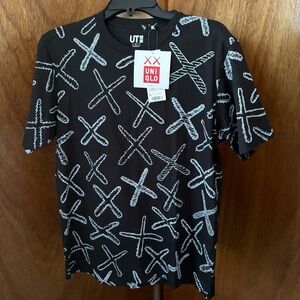 NEW KAWS x UNIQLO 2016 sz L AOP XX All Over Print Logo Black Tee Tshirt